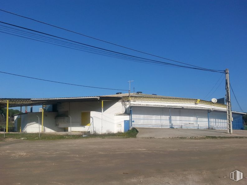 Local en alquiler y venta en Carretera Extremadura, 25, Navalcarnero, Madrid, 28600 con edificio, cielo, electricidad, material compuesto, gas, fachada, paisaje, techo, asfalto y línea eléctrica aérea alrededor