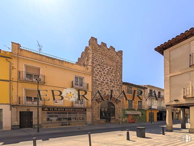 Retail for rent at Calle Corredera Cristo, Talavera de la Reina, Toledo, 45600 with sky, window, building, road surface, urban design, neighbourhood, residential area, city, landmark and real estate around