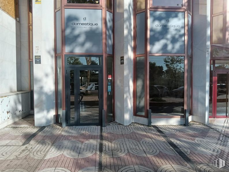 Local en alquiler en Vía Dos Castillas, 9 C, Pozuelo de Alarcón, Madrid, 28223 con puerta, madera, accesorio, interiorismo, edificio, suelo, superficie de la carretera, gas, fachada y suelos alrededor