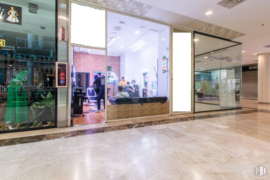 Retail for sale at Zona Pueblo Nuevo, Ciudad Lineal, Madrid, 28017 with person, luggage & bags, building, retail, real estate, glass, flooring, facade, television and display case around