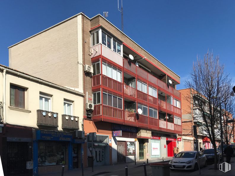 Retail for rent at Avenida Peña Prieta, 57, Puente de Vallecas, Madrid, 28038 with car, building, window, sky, property, urban design, fixture, tree, neighbourhood and vehicle around