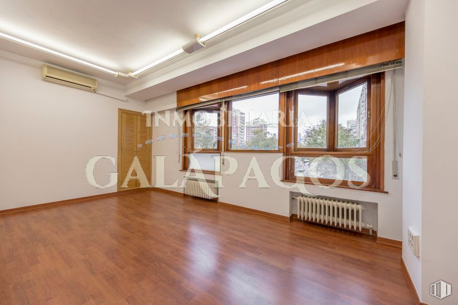 Oficina en alquiler en Calle Dulcinea, 69, Tetuán, Madrid, 28020 con ventana, propiedad, edificio, accesorio, madera, hall, interiorismo, suelo, tinte para madera y sala de estar alrededor