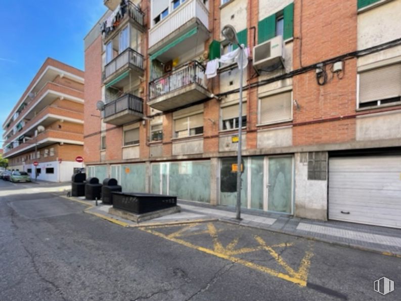 Local en venta en Calle Hernán Cortés, 12, Majadahonda, Madrid, 28220 con edificio, ventana, diseño urbano, cielo, superficie de la carretera, zona residencial, casa, condominio, asfalto y bienes raíces alrededor