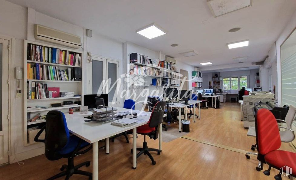 Oficina en venta en Calle Quintana, Moncloa - Aravaca, Madrid, 28008 con silla, estantería, escritorio, mesa, mueble, estante, edificio, silla de oficina, suelo y ordenador alrededor