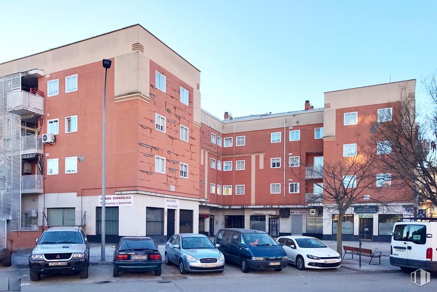 Local en venta en Calle San Miguel, 15, Azuqueca de Henares, Guadalajara, 19200 con coche, edificio, rueda, luz de estacionamiento automotriz, vehículo terrestre, cielo, neumático, vehículo, ventana y vehículo motorizado alrededor