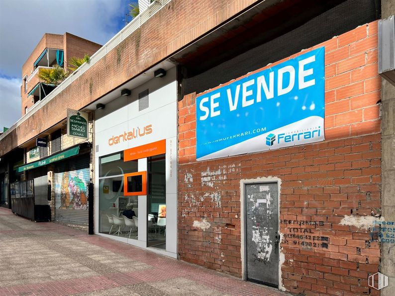 Local en venta en Zona Centro, Arganda del Rey, Madrid, 28500 con puerta, accesorio, nube, cielo, fachada, fuente, ciudad, ventana, edificio comercial y publicidad alrededor