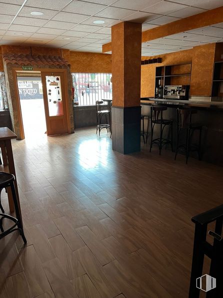 Retail for sale at Calle Juan Ramón Jiménez, Móstoles, Madrid, 28932 with furniture, chair, wood, flooring, hall, tile flooring, floor, wood stain, building material and real estate around