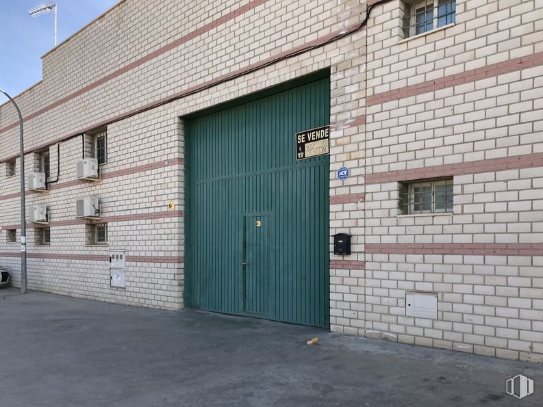 Industrial for sale at Calle Seoane, 14, Yeles, Toledo, 45220 with door, building, window, property, fixture, road surface, wood, brickwork, asphalt and brick around