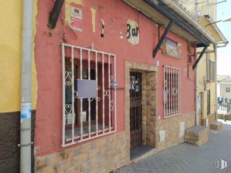 Retail for sale at Avenida Madrid, Los Santos de la Humosa, Madrid, 28817 with window, door, building, fixture, wood, house, neighbourhood, facade, brick and sky around