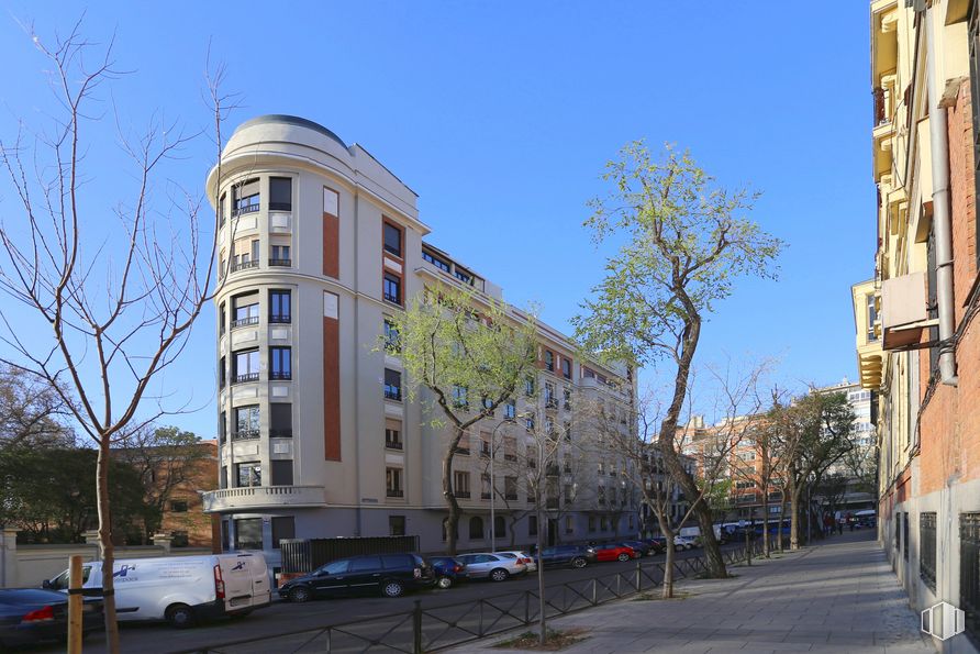 Oficina en alquiler en Calle Seminario de Nobles, 4, Centro, Madrid, 28015 con edificio, camioneta, coche, cielo, día, ventana, rueda, neumático, vehículo y árbol alrededor