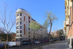 Oficina en alquiler en Calle Seminario de Nobles, 4, Centro, Madrid, 28015 con edificio, camioneta, coche, cielo, día, ventana, rueda, neumático, vehículo y árbol alrededor