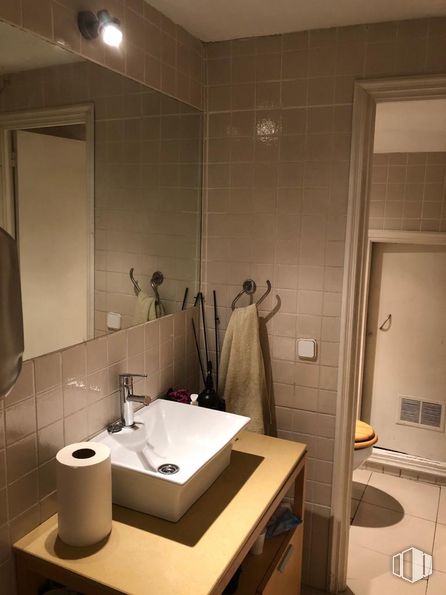 Local en venta en Calle Conde de Romanones, Centro, Madrid, 28012 con fregadero, espejo, propiedad, grifo, fotografía, lavabo de baño, accesorio de fontanería, negro, baño y accesorio alrededor