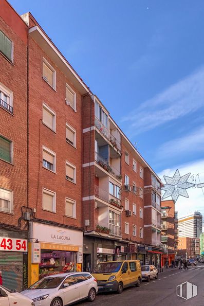 Retail for sale & for rent at Calle Laguna, 107, Carabanchel, Madrid, 28025 with van, building, car, tire, automotive parking light, wheel, sky, land vehicle, daytime and window around