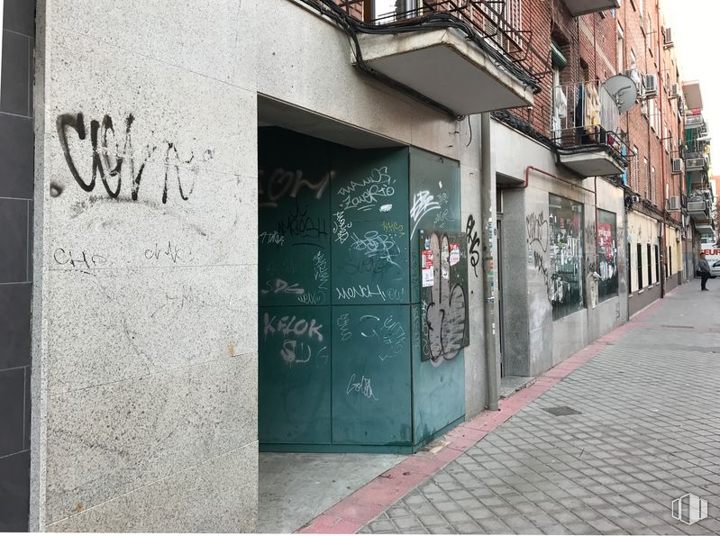 Retail for sale at Calle Espinar, Carabanchel, Madrid, 28025 with door, building, window, road surface, handwriting, wall, house, facade, plant and sidewalk around