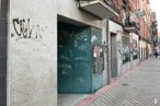 Retail for sale at Calle Espinar, Carabanchel, Madrid, 28025 with door, building, window, road surface, handwriting, wall, house, facade, plant and sidewalk around