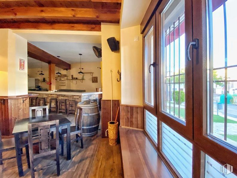 Retail for sale at Casco urbano, Villanueva de Bogas, Toledo, 45410 with barrel, table, property, window, picture frame, wood, plant, architecture, floor and wood stain around