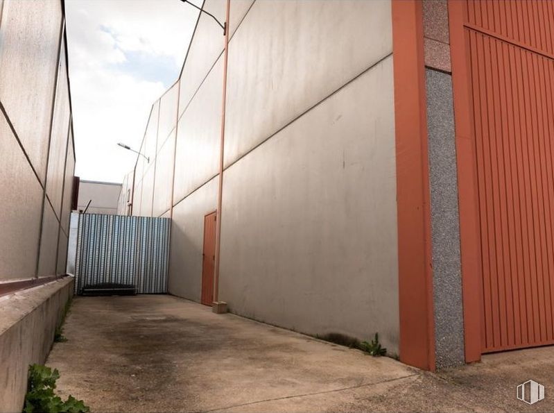 Industrial for sale at Zona industrial, Santa Cruz del Retamar, Toledo, 45513 with door, plant, sky, cloud, wood, road surface, shade, composite material, facade and tints and shades around