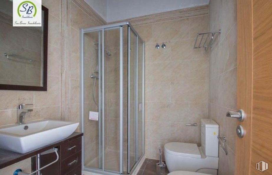 Retail for sale at Zona polígono, Cantalejo, Segovia, 40320 with toilet, shower, bathroom cabinet, door, cabinetry, plumbing fixture, property, photograph, sink and mirror around