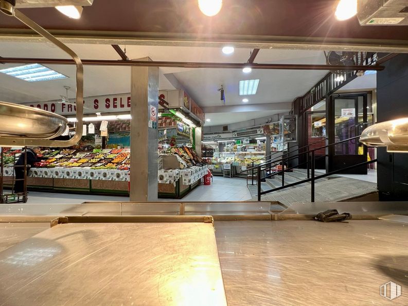 Retail for sale at Calle Juan Duque, Arganzuela, Madrid, 28005 with person, flooring, retail, building, ceiling, wood, city, customer, shopping and hardwood around