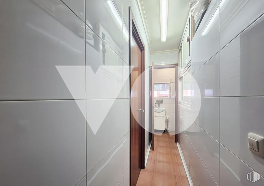 Retail for sale at Calle Melchor Fernández Almagro, Fuencarral - El Pardo, Madrid, 28029 with flooring, interior design, floor, ceiling, door, apartment, room, grey, glass and light fixture around