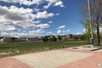 Suelo en alquiler en Calle Alberto Sánchez, 27, Vicálvaro, Madrid, 28052 con nube, cielo, día, planta, superficie de la carretera, edificio, sombra, asfalto, terreno y árbol alrededor