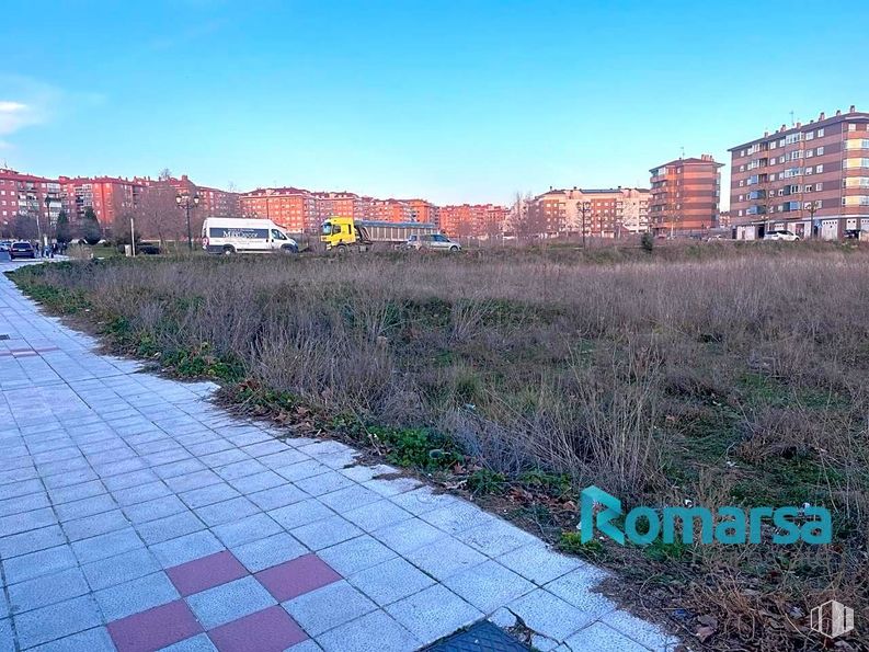 Land for sale at Avenida de la Juventud, Ávila, 05003 with building, sky, plant, daytime, cloud, natural landscape, land lot, grass, urban design and road surface around