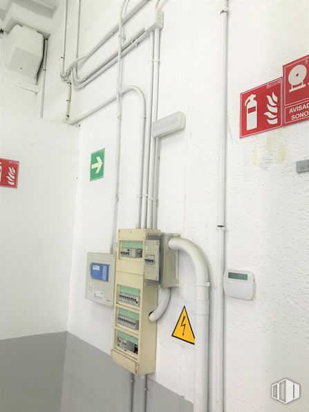 Nave en alquiler en Calle Físicas, 71, Alcorcón, Madrid, 28923 con accesorio, electricidad, gas, fuente, material compuesto, máquina, suministro eléctrico, ingeniería, cableado eléctrico y transparencia alrededor