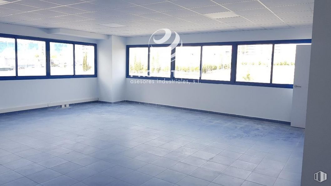 Industrial for rent at Zona Rivas Futura, Rivas-Vaciamadrid, Madrid, 28529 with window, building, fixture, shade, house, interior design, floor, hall, flooring and glass around