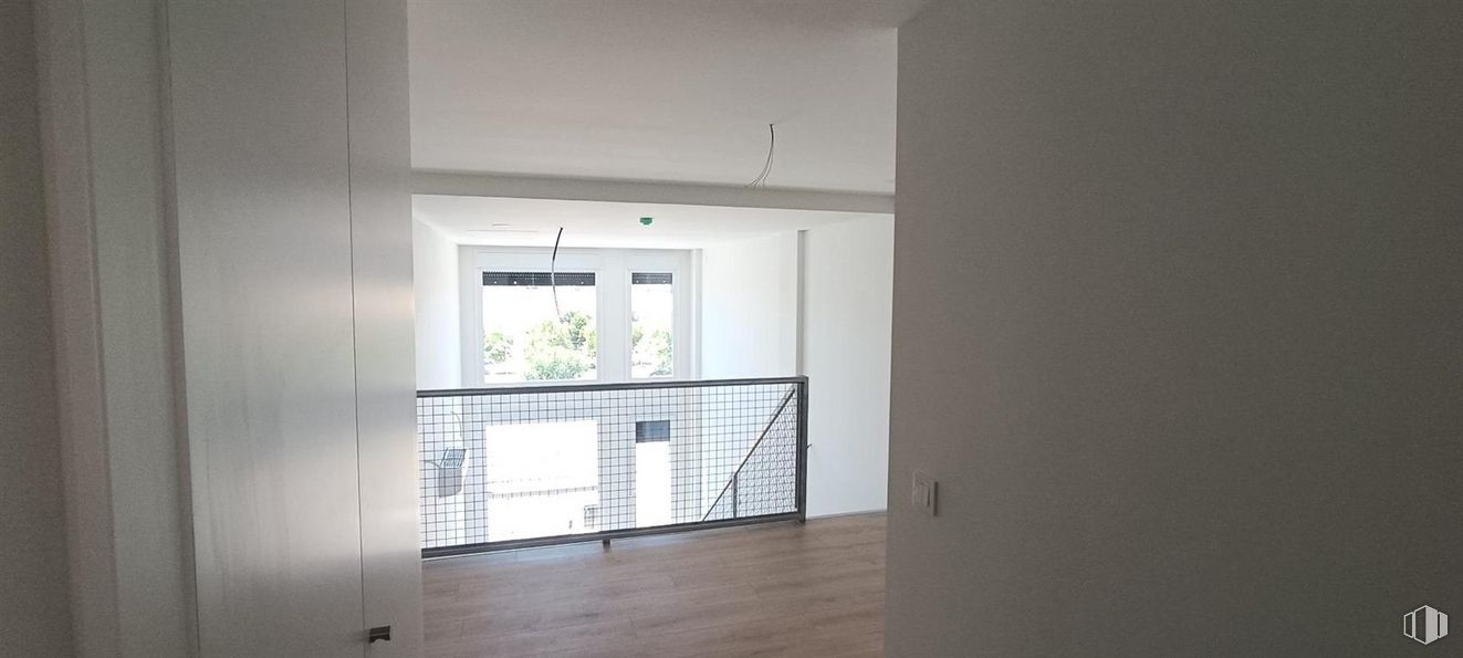 Oficina en venta en Calle Laguna del Marquesado, Villaverde, Madrid, 28021 con accesorio, madera, hall, sombra, suelos, vidrio, exterior del automóvil, fachada, madera dura y material compuesto alrededor