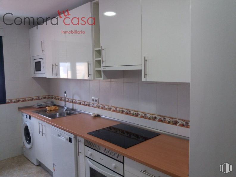 Office for rent at Polígono Industrial El Cerro, Segovia, 40006 with cabinetry, sink, countertop, tap, property, kitchen sink, kitchen stove, kitchen, kitchen appliance and cooktop around