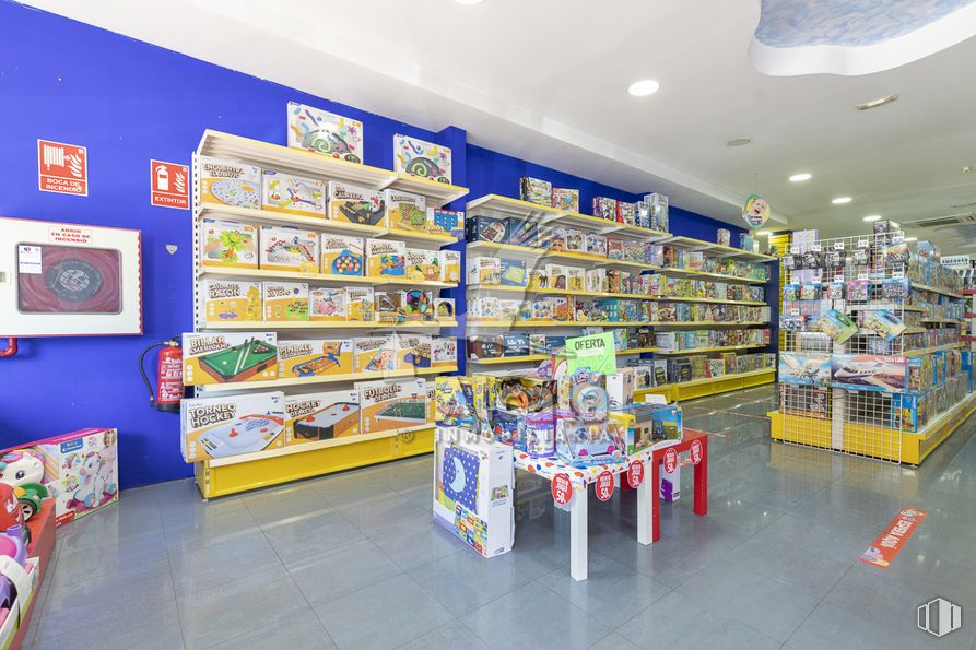 Retail for sale at Zona Centro, Alcalá de Henares, Madrid, 28805 with furniture, shelf, shelving, interior design, convenience store, customer, retail, publication, trade and service around