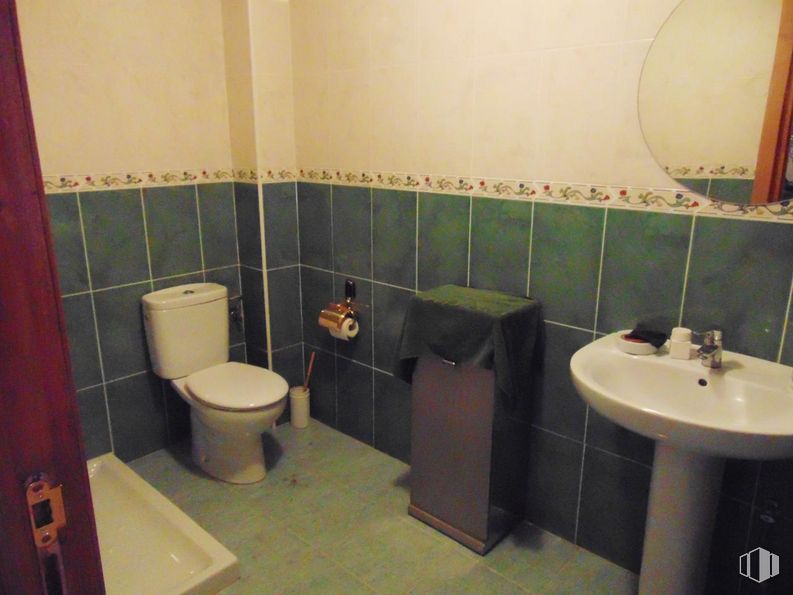 Retail for sale at Calle Capitán Peñas, Ávila, 05003 with toilet, sink, mirror, plumbing fixture, bathroom sink, bathroom, purple, toilet seat, tap and interior design around