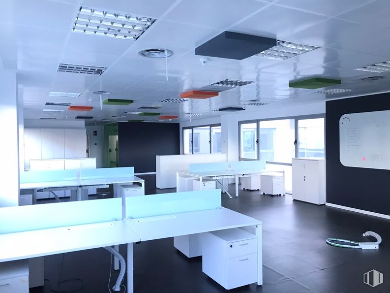 Oficina en alquiler en Calle Sofía, 10, Las Rozas de Madrid, Madrid, 28230 con mesa, escritorio, luz, diseño de interiores, alumbrado, accesorio, piso, línea, diseño automotriz y pavimentos alrededor