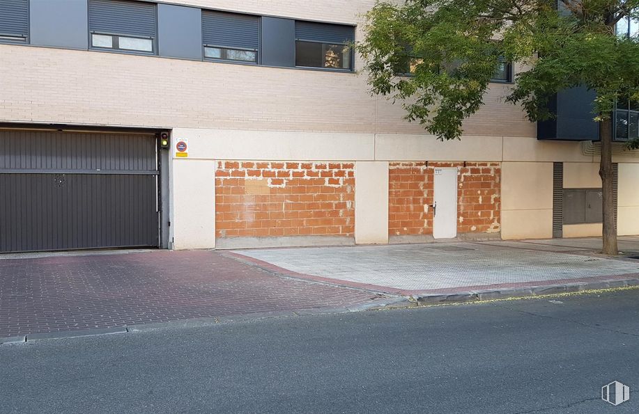 Retail for sale at Calle Río Guadiana, 2, Torrejón de Ardoz, Madrid, 28850 with window, property, road surface, asphalt, fixture, line, wall, tar, composite material and residential area around