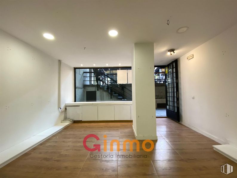 Local en venta en Calle Diego de León, Salamanca, Madrid, 28006 con edificio, hall, accesorio, madera, suelos, suelo, sala de estar, techo, ventana y madera dura alrededor