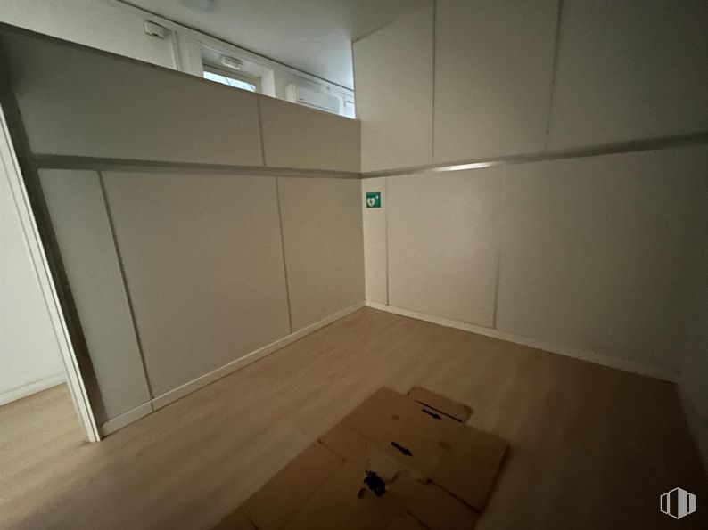 Retail for rent at Calle Divino Pastor, Centro, Madrid, 28004 with furniture, building, wood, fixture, flooring, floor, cabinetry, house, hardwood and art around