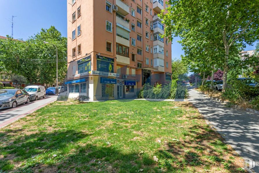 Local en venta en Zona Avenida San Luís, Hortaleza, Madrid, 28033 con coche, planta, edificio, ventana, cielo, árbol, superficie de la carretera, diseño urbano, lote de terreno y zona residencial alrededor