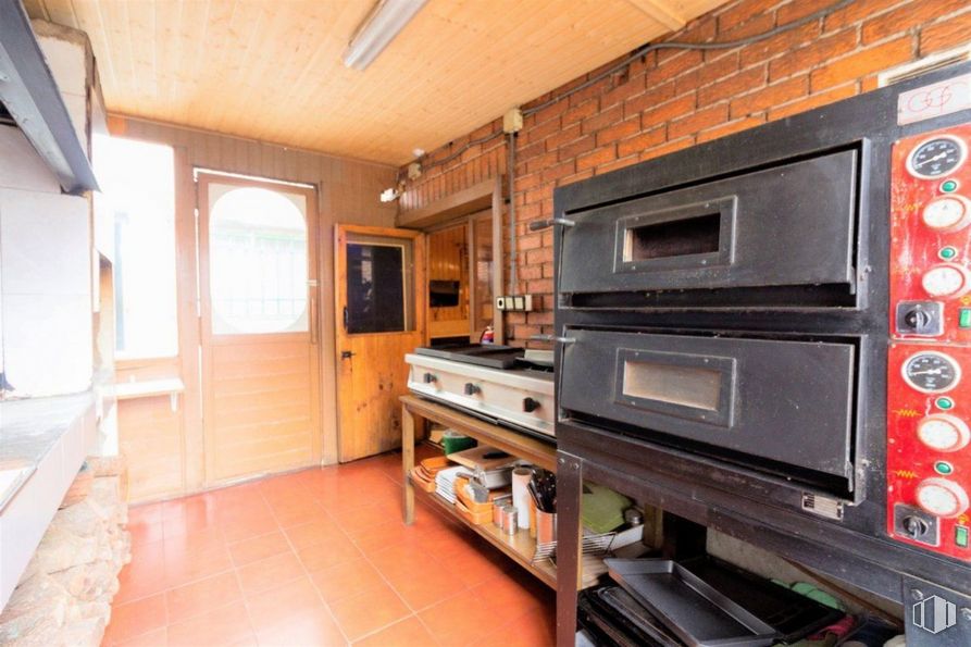 Local en venta en Calle Mayor, Torres de la Alameda, Madrid, 28813 con horno, aparato de cocina, propiedad, madera, interiorismo, ventana, suelos, cocina, horno microondas y electrodoméstico alrededor