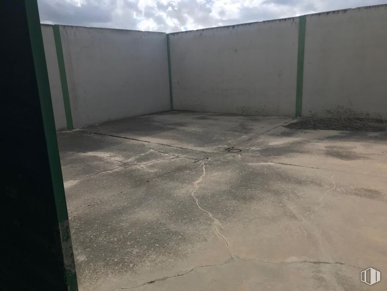 Industrial for sale at Zona industrial, Yuncos, Toledo, 45210 with floor, concrete and building material around