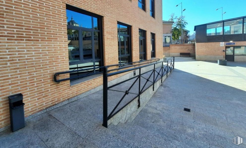 Office for rent at Edificio Curia, Calle Trinitarios, 1, Toledo, 45003 with window, waste container, building, road surface, urban design, sky, asphalt, residential area, facade and city around