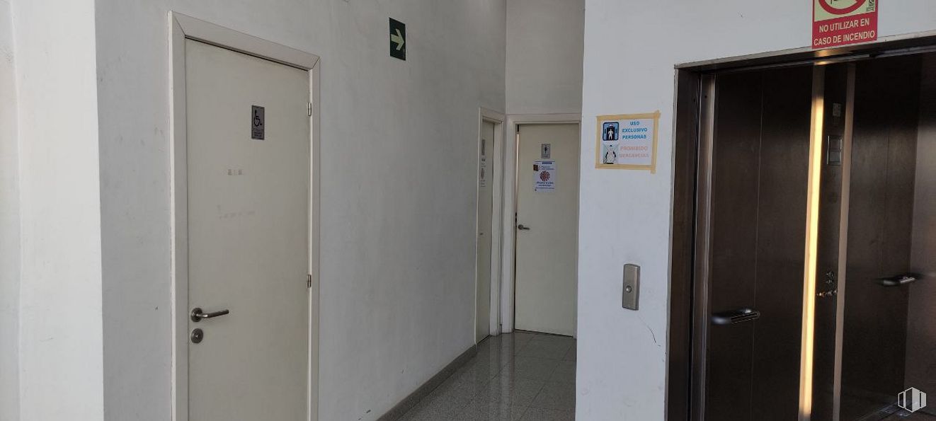 Local en alquiler en Calle Robla, Fuenlabrada, Madrid, 28947 con puerta, asa, accesorio, edificio, madera, suelo, puerta de casa, techo, vidrio y cerrojo muerto alrededor