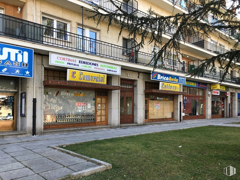 Retail for rent at Plaza Santa Ana, 4, Ávila, 05001 with building, window, plant, door, house, public space, facade, real estate, city and road around