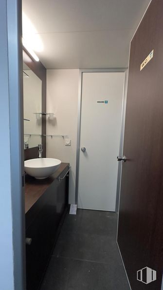 Oficina en alquiler en Calle Oquendo, Chamartín, Madrid, 28006 con puerta, fregadero, accesorio, espejo, cuarto de baño, edificio, lavabo, suelo, pared y accesorios de fontanería alrededor