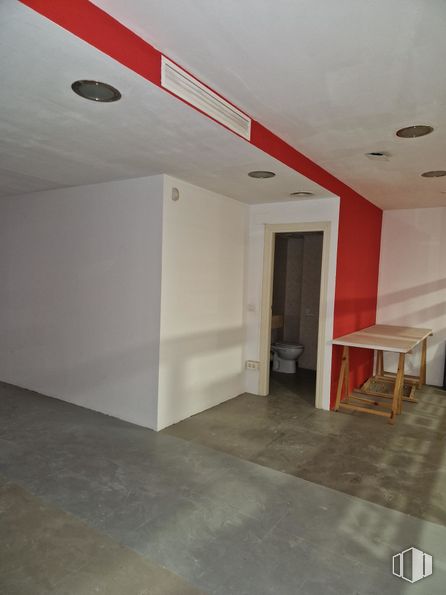 Office for rent at Calle Muñoz Urra, 7, Talavera de la Reina, Toledo, 45600 with table, lighting, fixture, wood, hall, flooring, floor, wall, ceiling and hardwood around