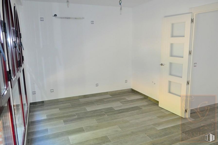 Local en alquiler en Calle Peñuelas, Daganzo de Arriba, Madrid, 28814 con puerta, edificio, accesorio, madera, suelo, piso, madera, tinte para madera, techo y vidrio alrededor