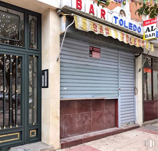 Local en venta en Plaza San Juan de Covas, 3, Alcorcón, Madrid, 28925 con puerta, madera, accesorio, barrio, pared, bienes raíces, fachada, planta, fuente y ventana alrededor