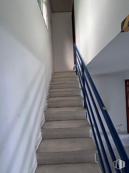 Nave en venta en Avenida Canteras, Valdemoro, Madrid, 28034 con escaleras, accesorio, madera, suelo, suelos, material compuesto, simetría, pintura, tintes y matices y hormigón alrededor