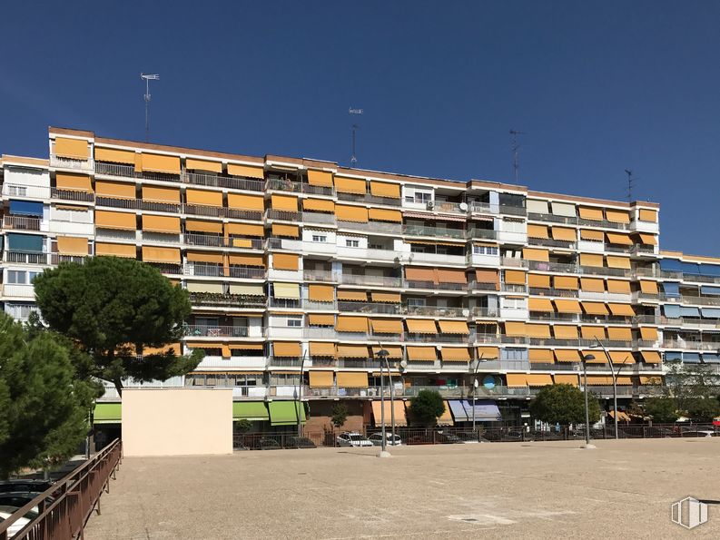 Local en alquiler y venta en Calle Pintor Ribera, 5, Móstoles, Madrid, 28933 con edificio, cielo, arquitectura, diseño urbano, bloque de pisos, árbol, condominio, zona residencial, ventana y rectángulo alrededor