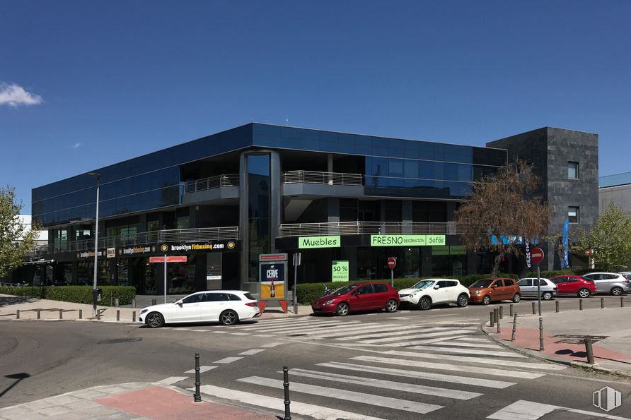 Office for sale at Calle Lanzarote, 15, San Sebastián de los Reyes, Madrid, 28700 with car, building, automotive parking light, wheel, sky, vehicle, tire, infrastructure, window and house around