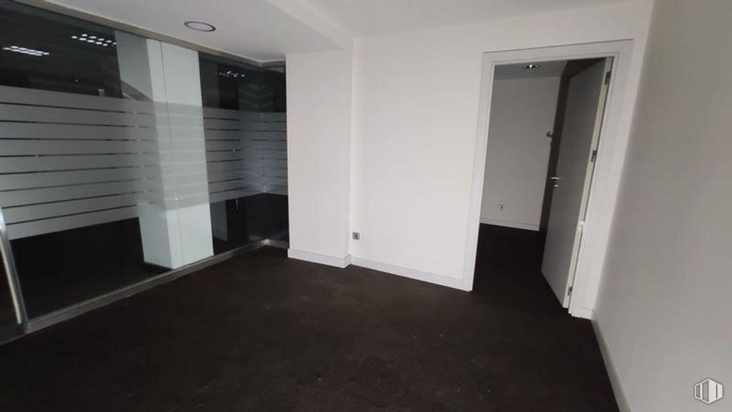 Retail for sale & for rent at Calle Valdemoro, Getafe, Madrid, 28901 with door, building, fixture, interior design, flooring, floor, wood, material property, hall and ceiling around